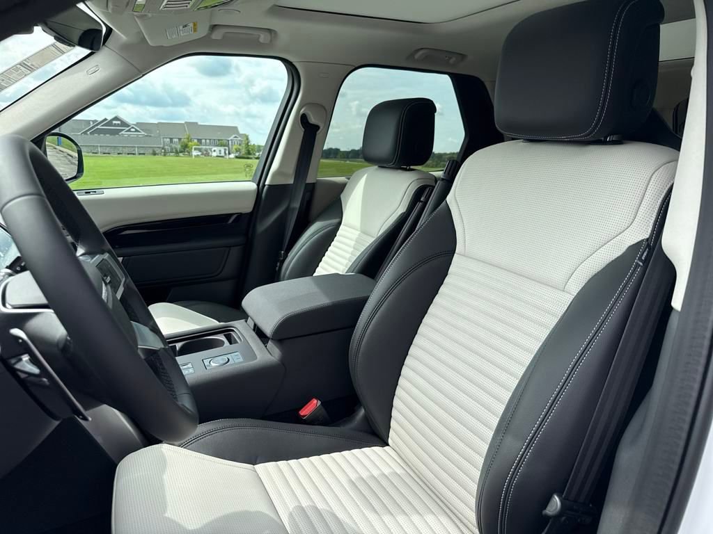 New 2025 Land Rover Discovery S image 11