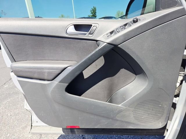 Used 2016 Volkswagen Tiguan S image 11