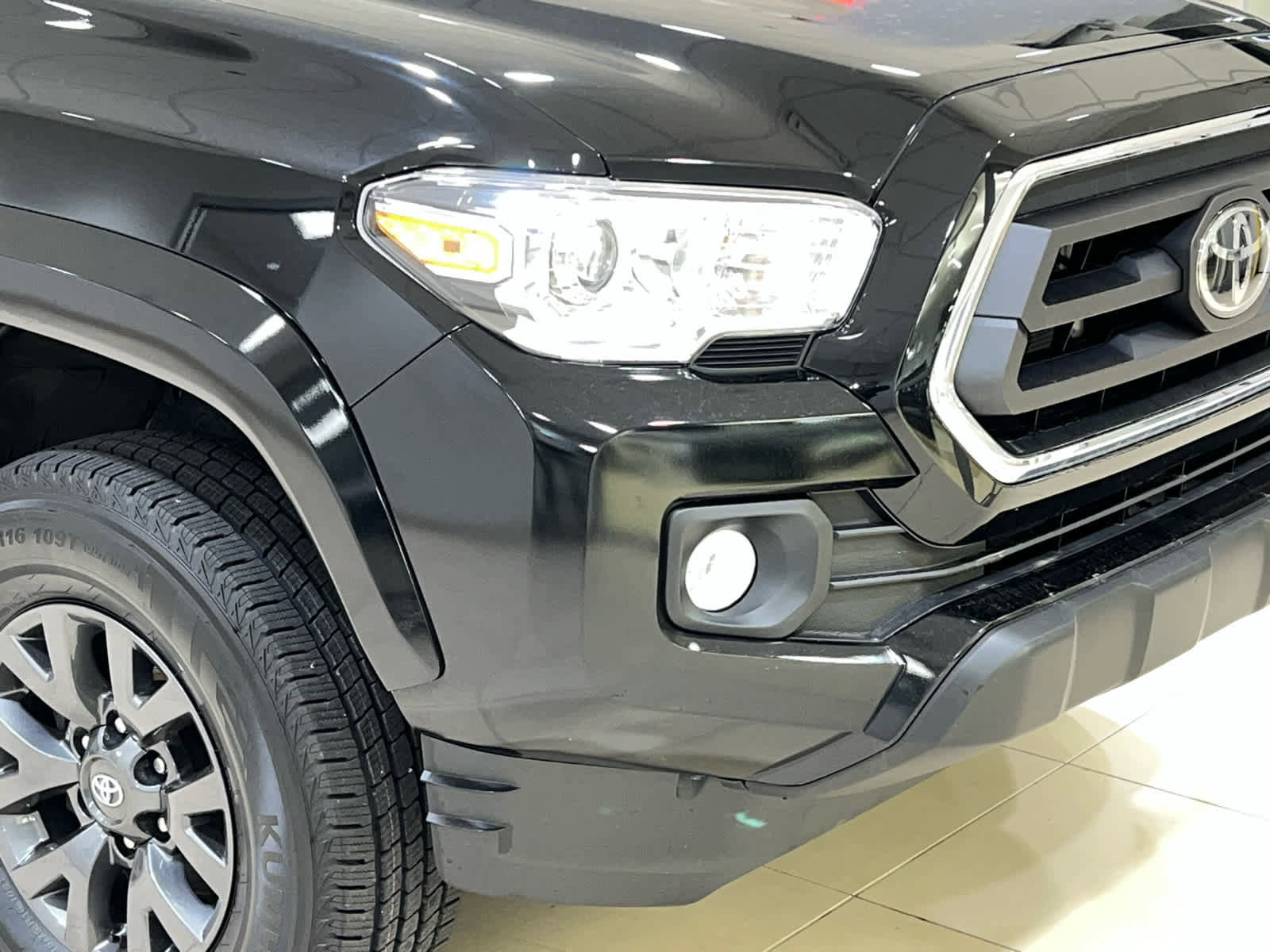 Used 2022 Toyota Tacoma SR5 w/ Technology Package image 2