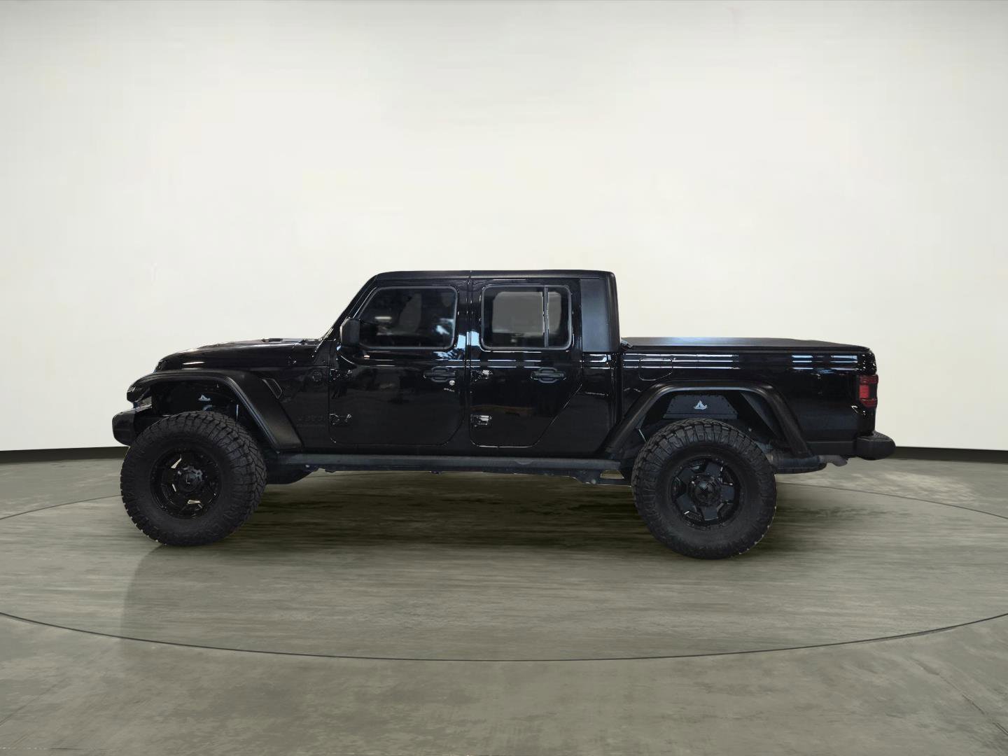 Used 2021 Jeep Gladiator Willys AWD/4WD image 2