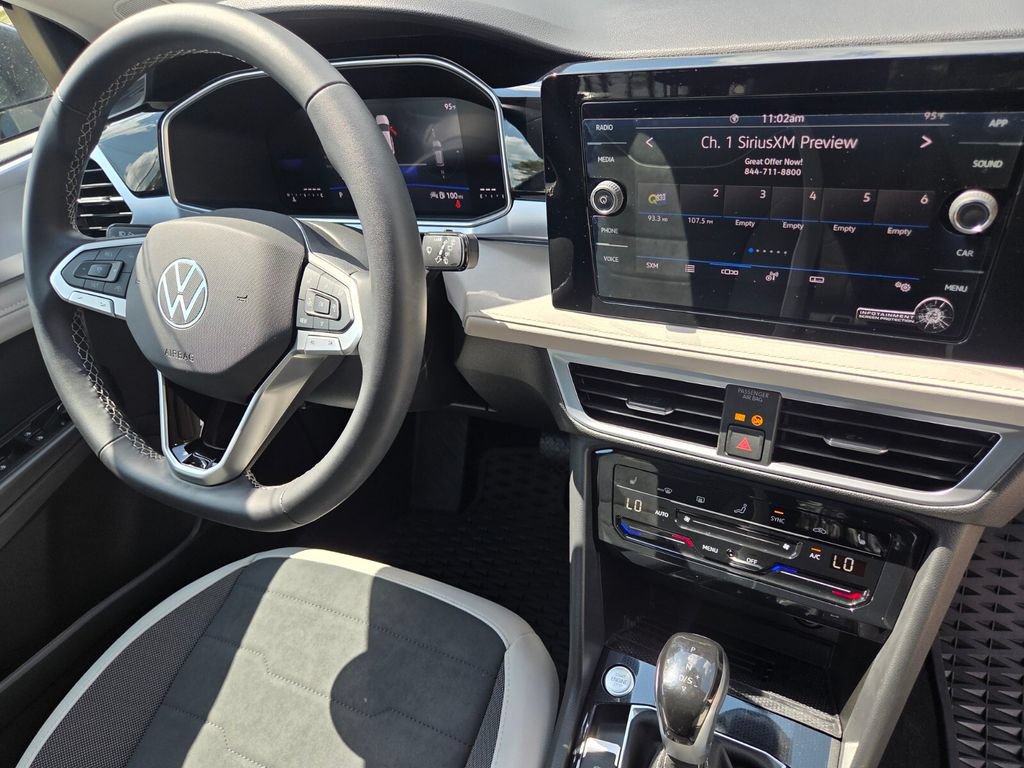 Certified 2025 Volkswagen Taos SE FWD image 31