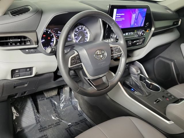 Used 2023 Toyota Highlander XLE FWD image 23