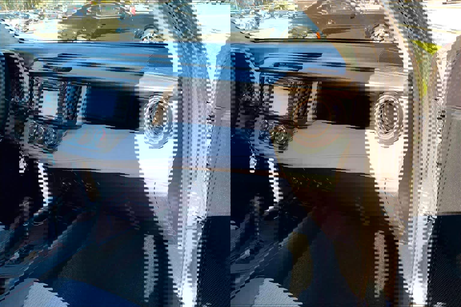 Used 2015 Toyota RAV4 LE image 14