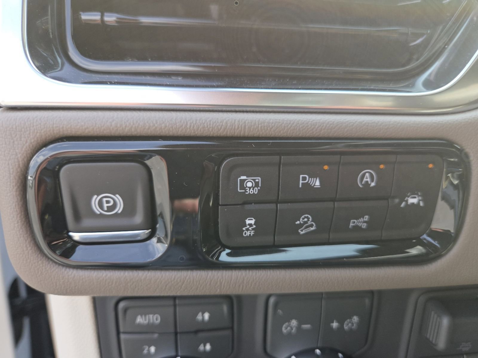 New 2026 GMC Yukon Denali w/ Denali Reserve Package AWD/4WD image 16