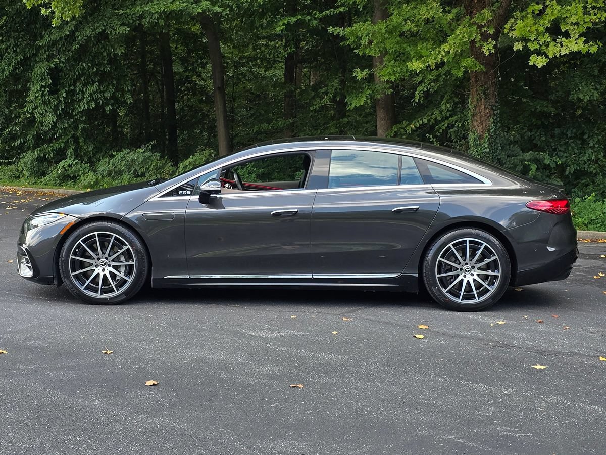 Used 2022 Mercedes-Benz EQS 580 4MATIC Sedan w/ Exclusive Trim Package image 3