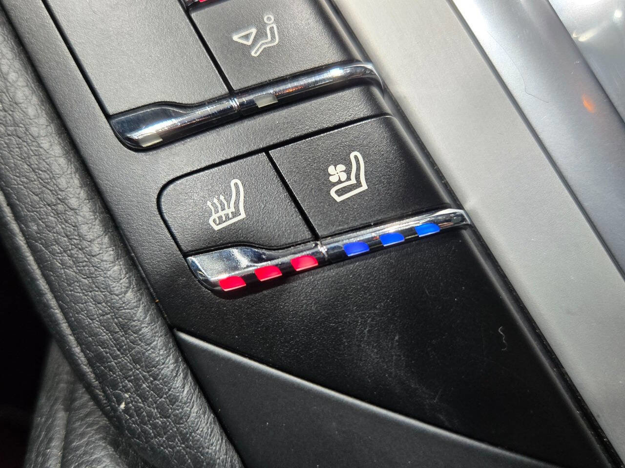 Used 2013 Porsche Cayenne GTS image 91