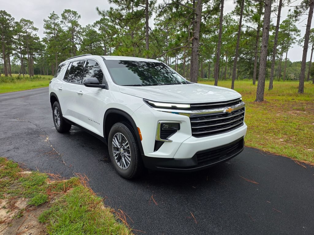 Used 2025 Chevrolet Traverse LT FWD image 7