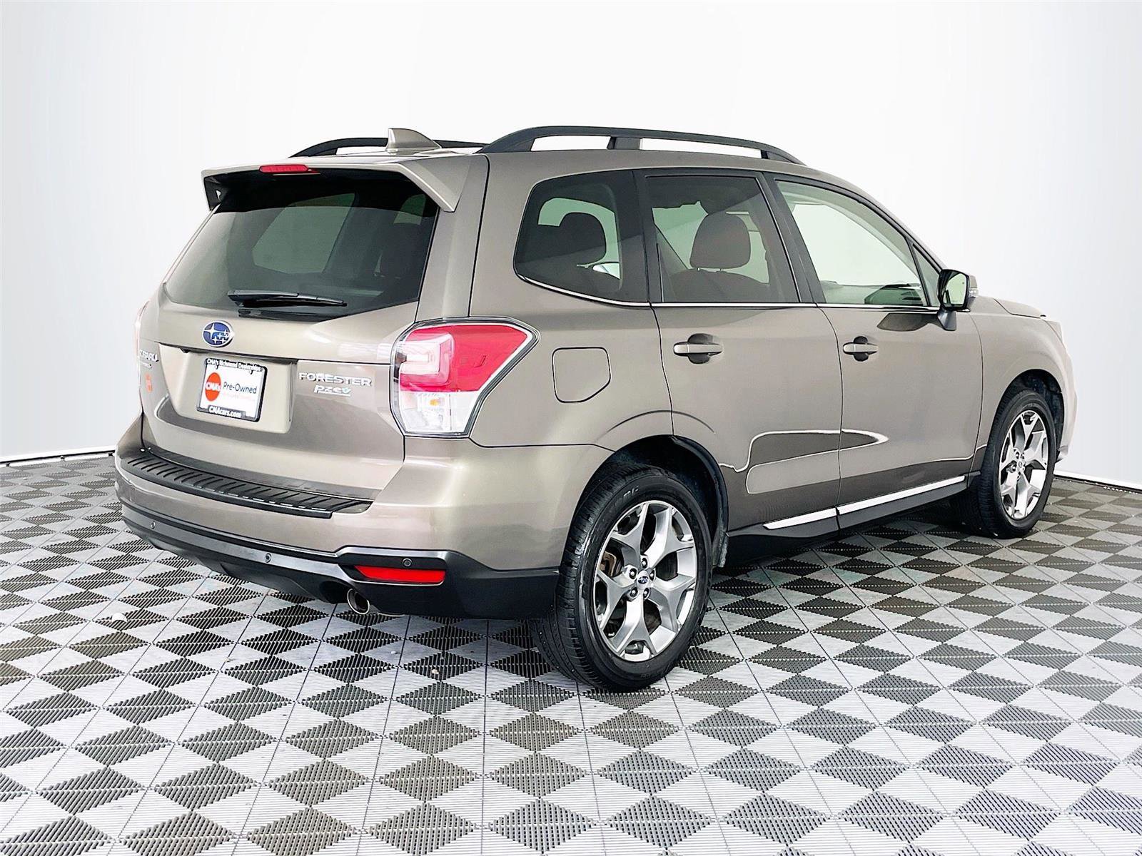 Used 2017 Subaru Forester 2.5i Touring AWD/4WD image 9