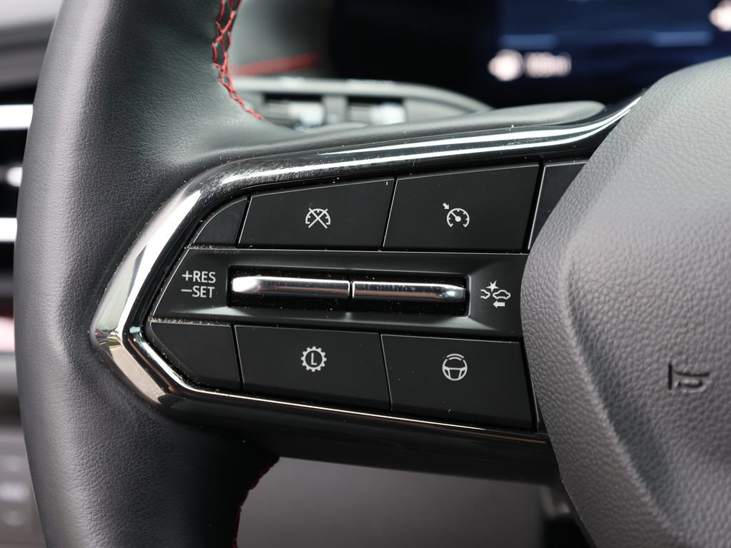 Used 2025 Chevrolet Traverse RS FWD image 40