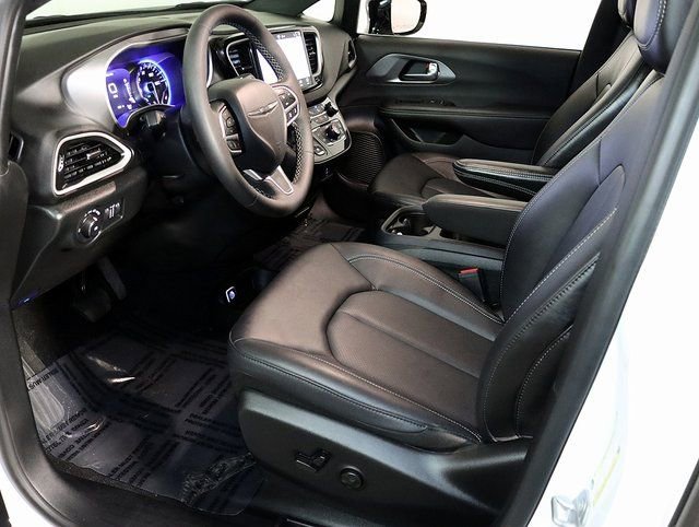 Used 2026 Chrysler Pacifica Select image 10