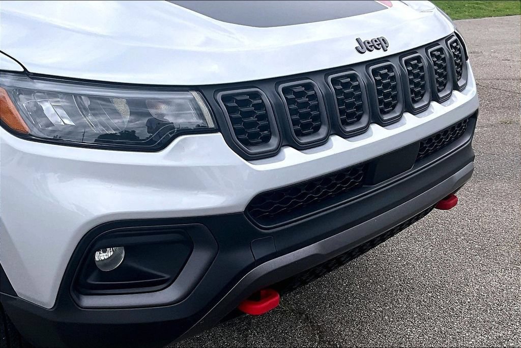 Used 2025 Jeep Compass Trailhawk AWD/4WD image 29