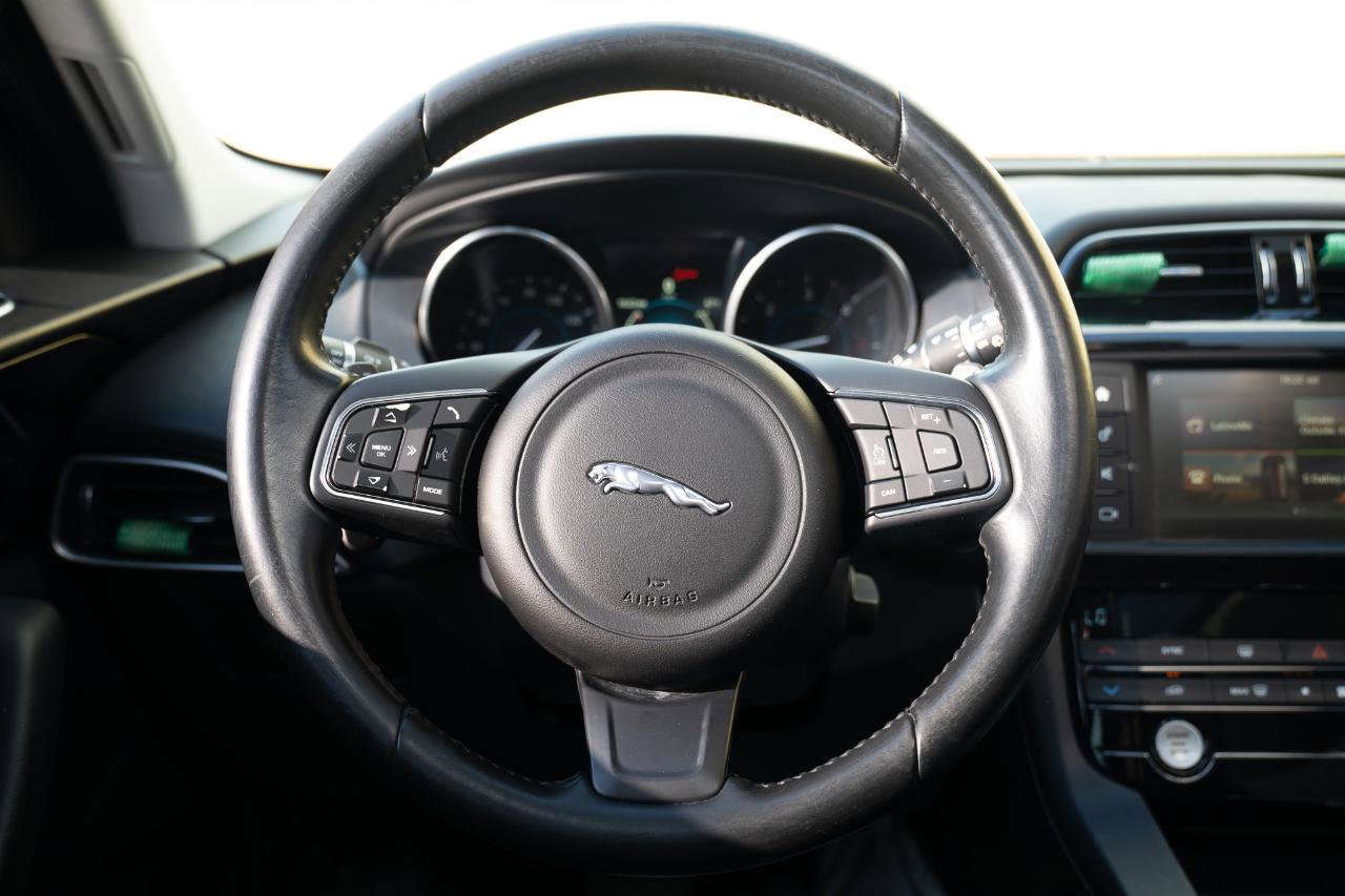 Used 2017 Jaguar F-PACE Premium image 39