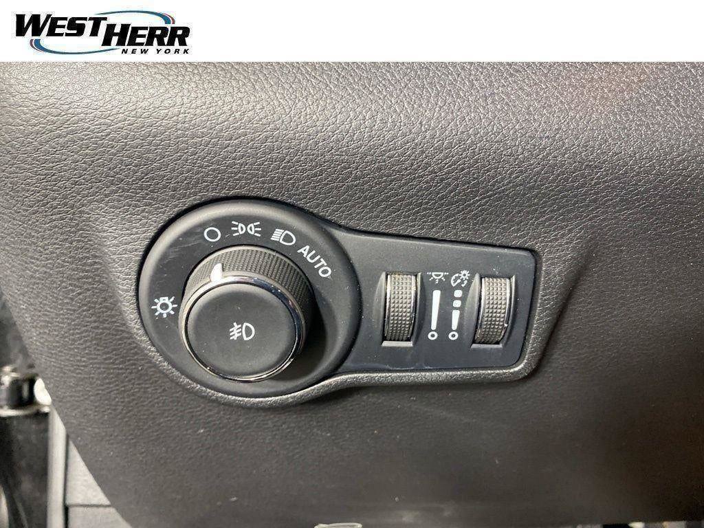 Used 2023 Jeep Compass Latitude w/ Convenience Group AWD/4WD image 39