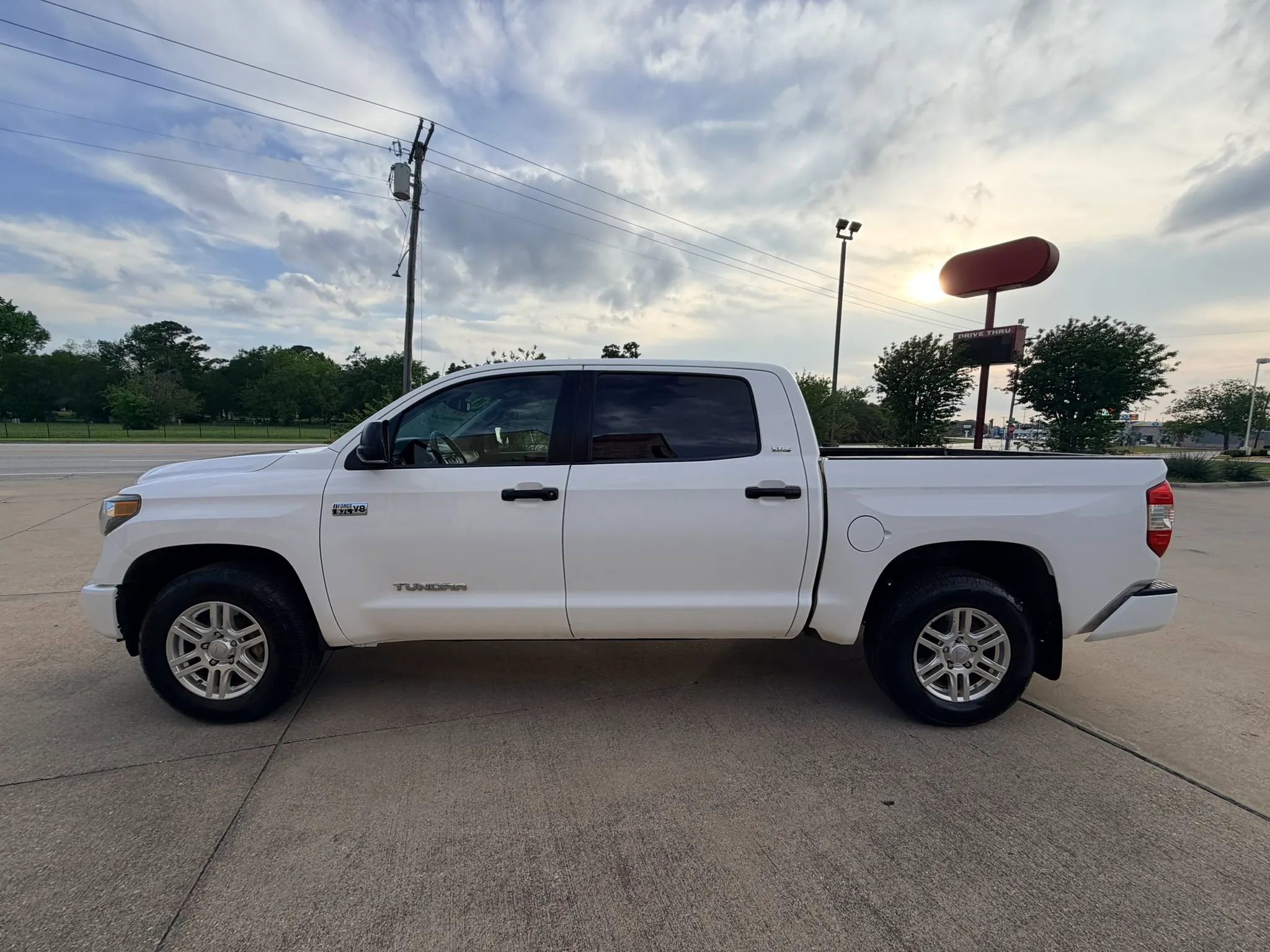 Used 2019 Toyota Tundra SR5 w/ SR5 Upgrade Package AWD/4WD image 2