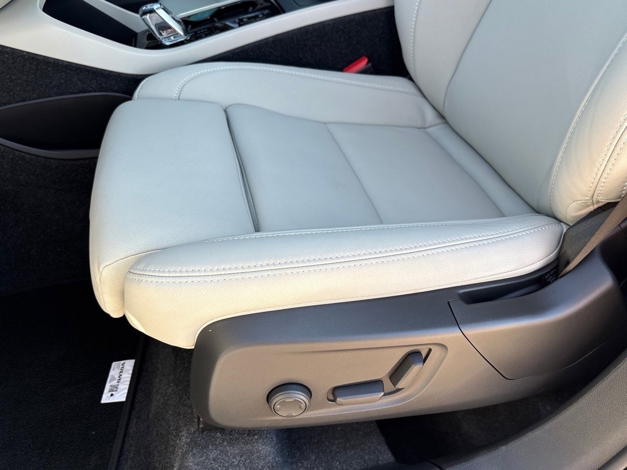 New 2026 Volvo XC40 B4 Plus w/ Protection Package Premier FWD image 18