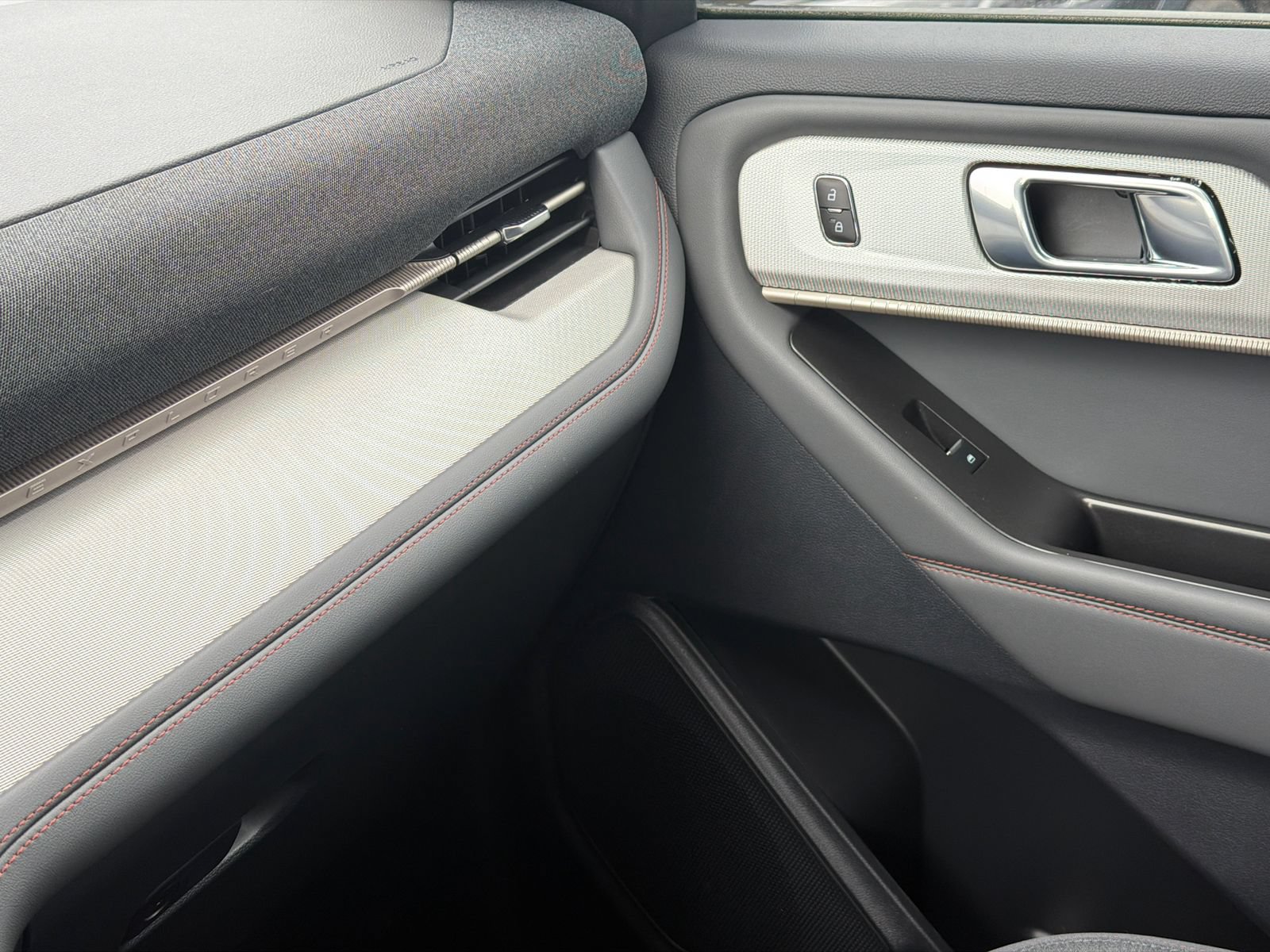 New 2026 Ford Explorer Active AWD/4WD image 31