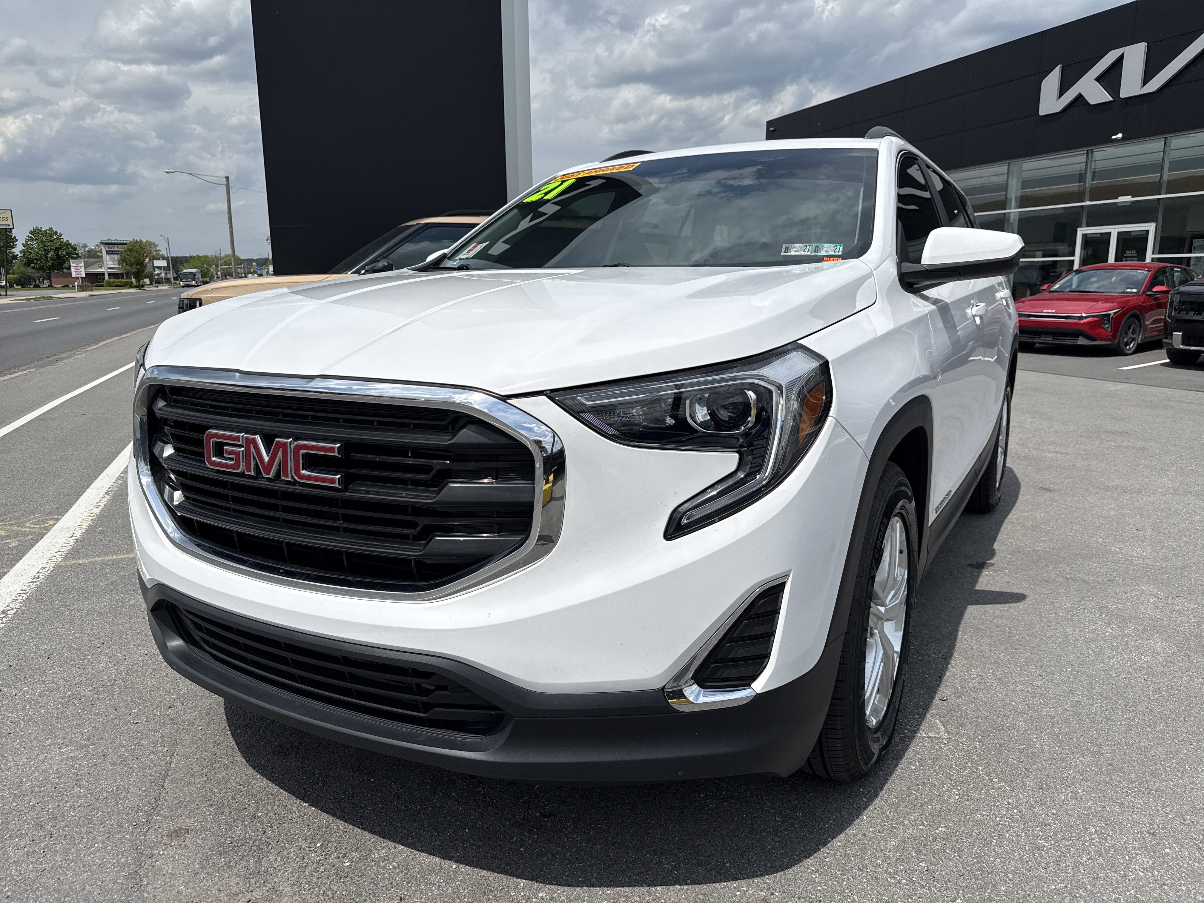 Used 2021 GMC Terrain SLE w/ Driver Convenience Package FWD image 8