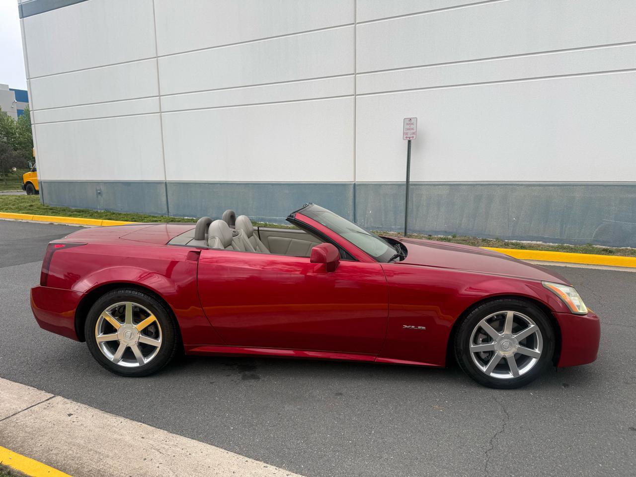 Used 2004 Cadillac XLR RWD image 13