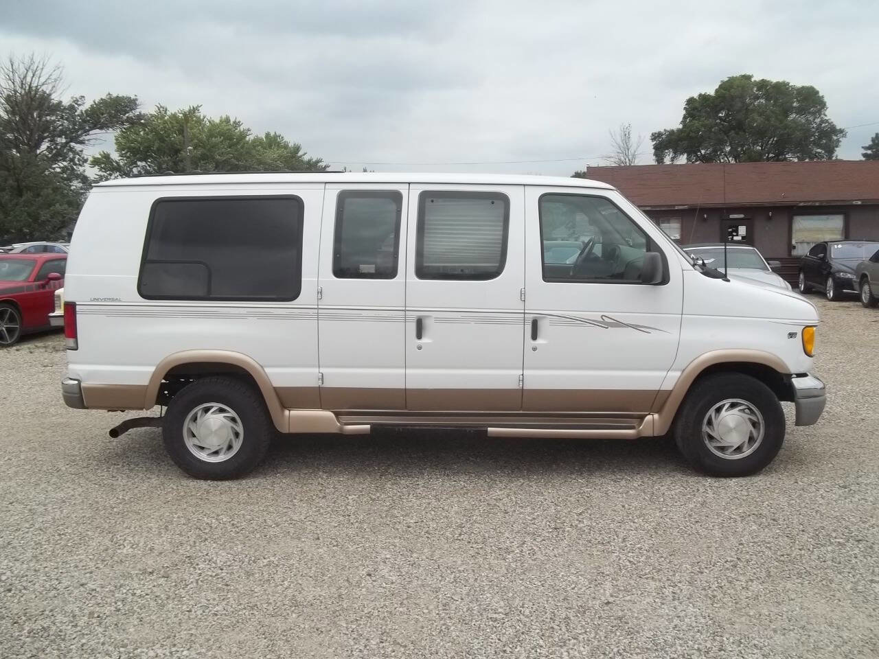 Used 2001 Ford E-150 and Econoline 150 RWD image 1