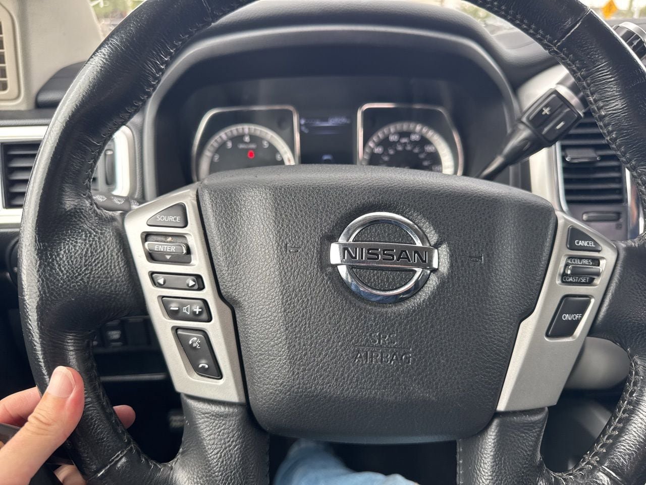 Used 2018 Nissan Titan SV w/ SV Convenience Package RWD image 8