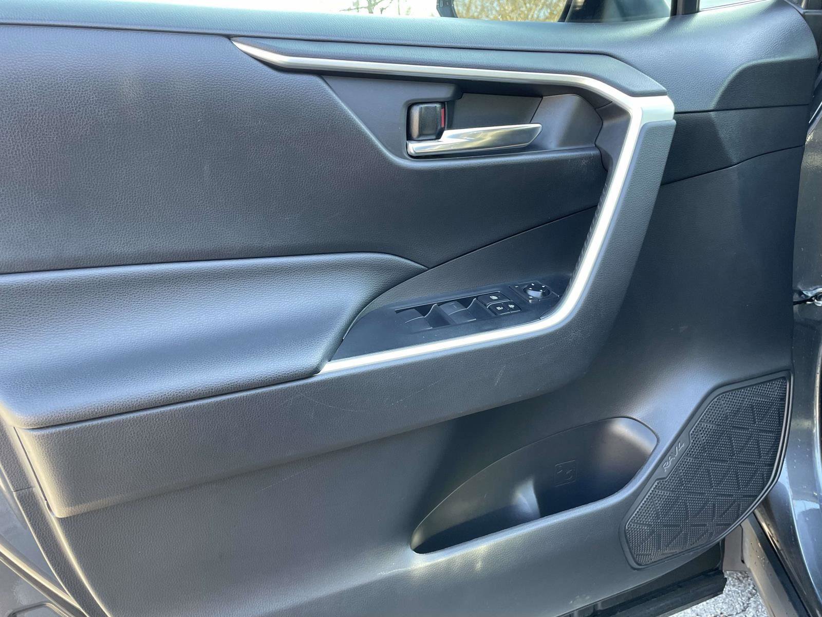 Used 2021 Toyota RAV4 XLE image 5