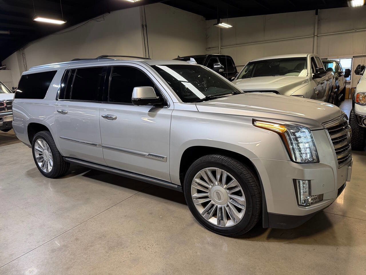 Used 2016 Cadillac Escalade ESV Platinum AWD/4WD image 33