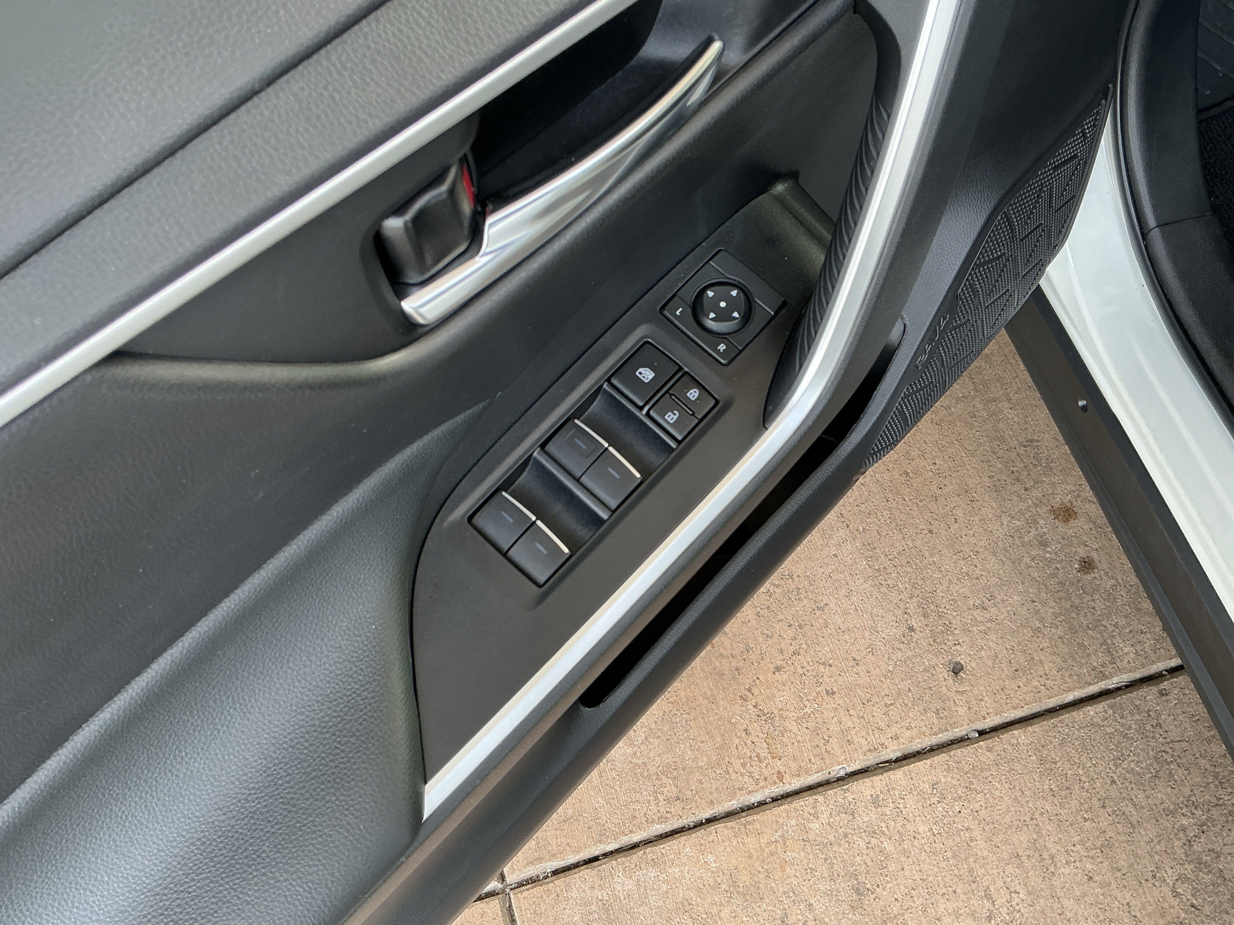 Used 2022 Toyota RAV4 XLE w/ Convenience Package image 15