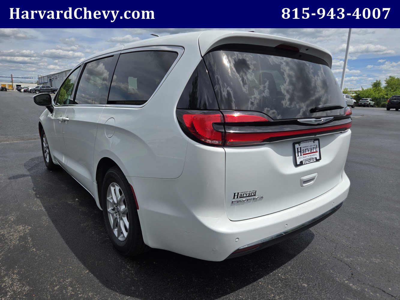 Used 2023 Chrysler Pacifica Touring-L FWD image 6