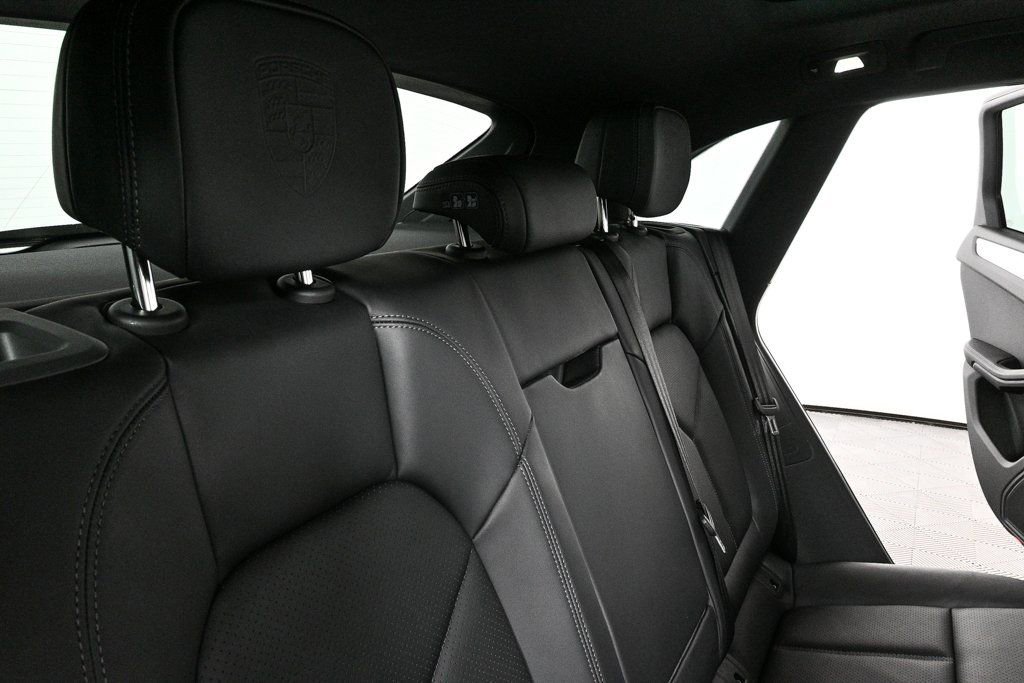 Certified 2026 Porsche Macan image 24