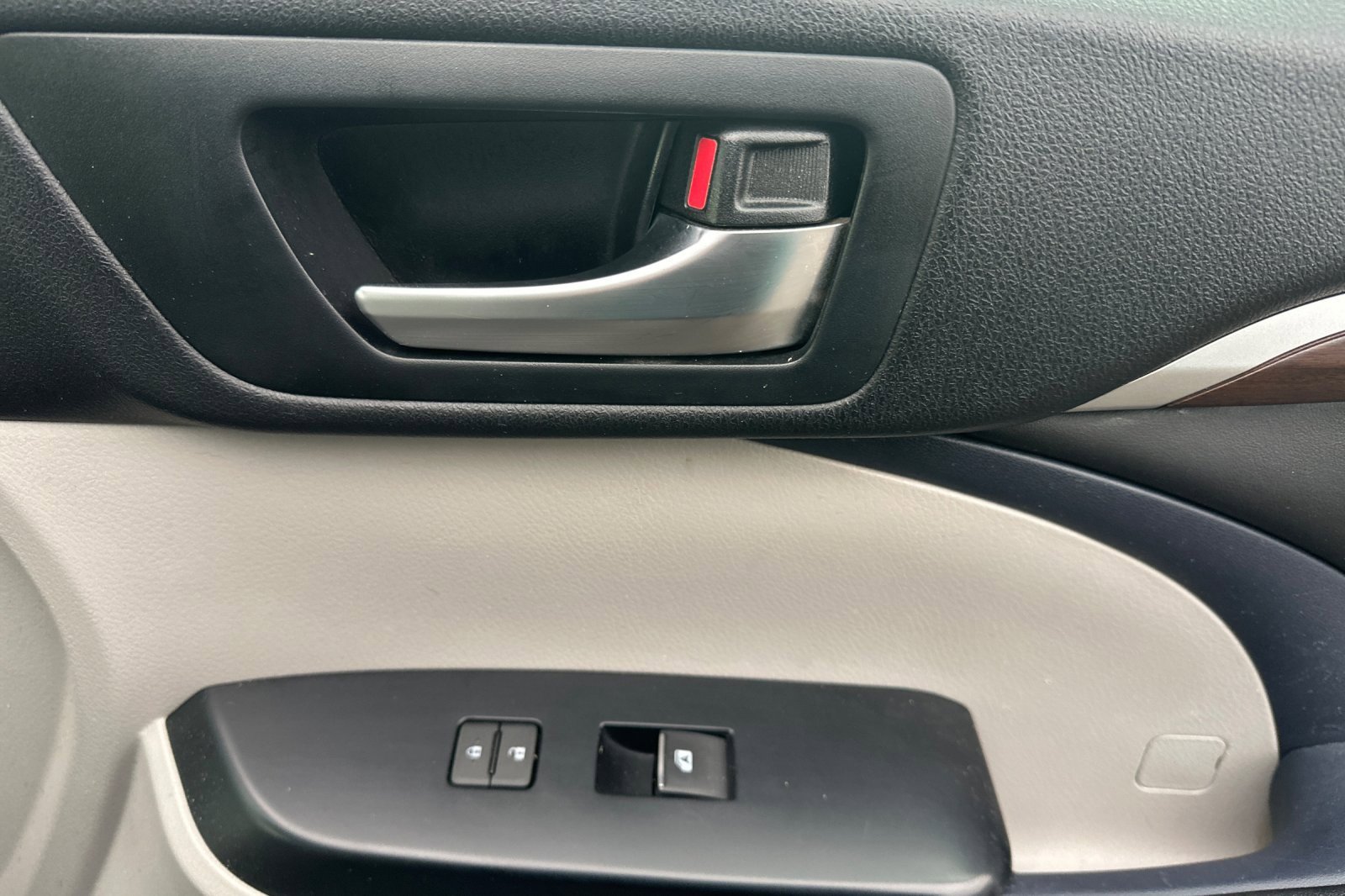 Used 2016 Toyota Highlander Limited image 21