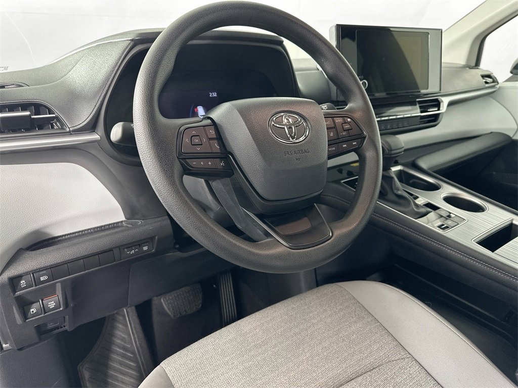 Used 2025 Toyota Sienna LE image 13