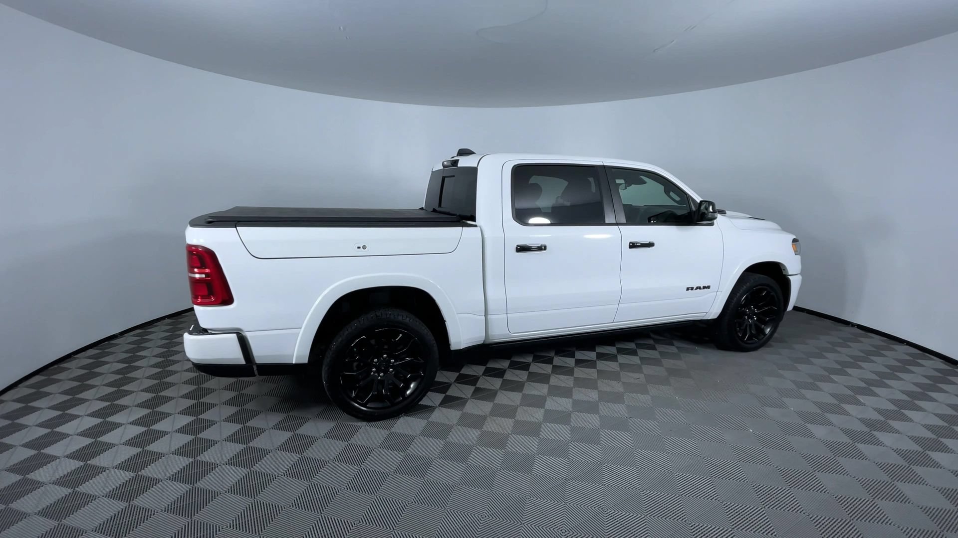 Used 2025 RAM 1500 Limited AWD/4WD image 9