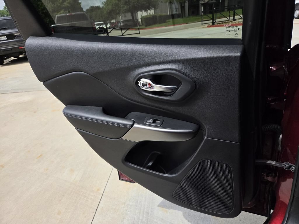 Used 2019 Jeep Cherokee Latitude w/ Popular Appearance Group FWD image 35