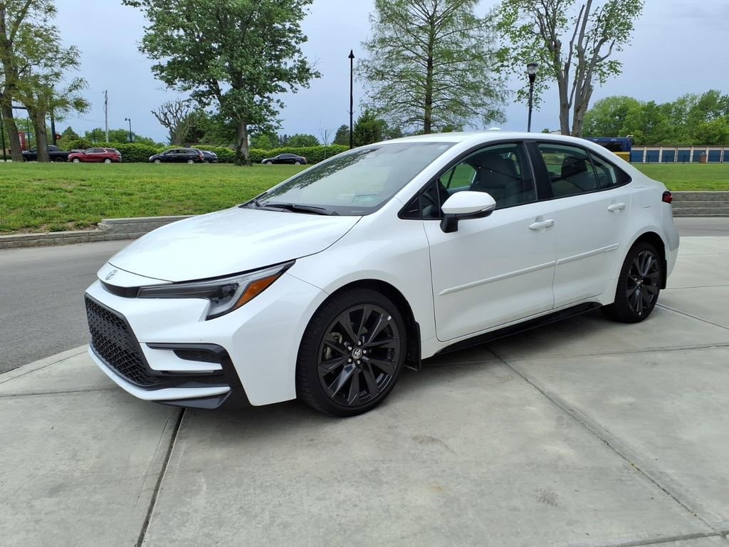 Used 2023 Toyota Corolla SE FWD image 3