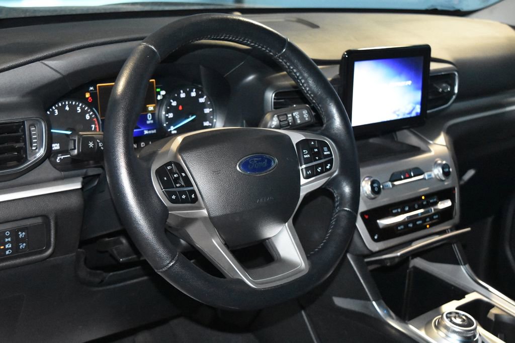 Used 2022 Ford Explorer XLT w/ Equipment Group 202A AWD/4WD image 2