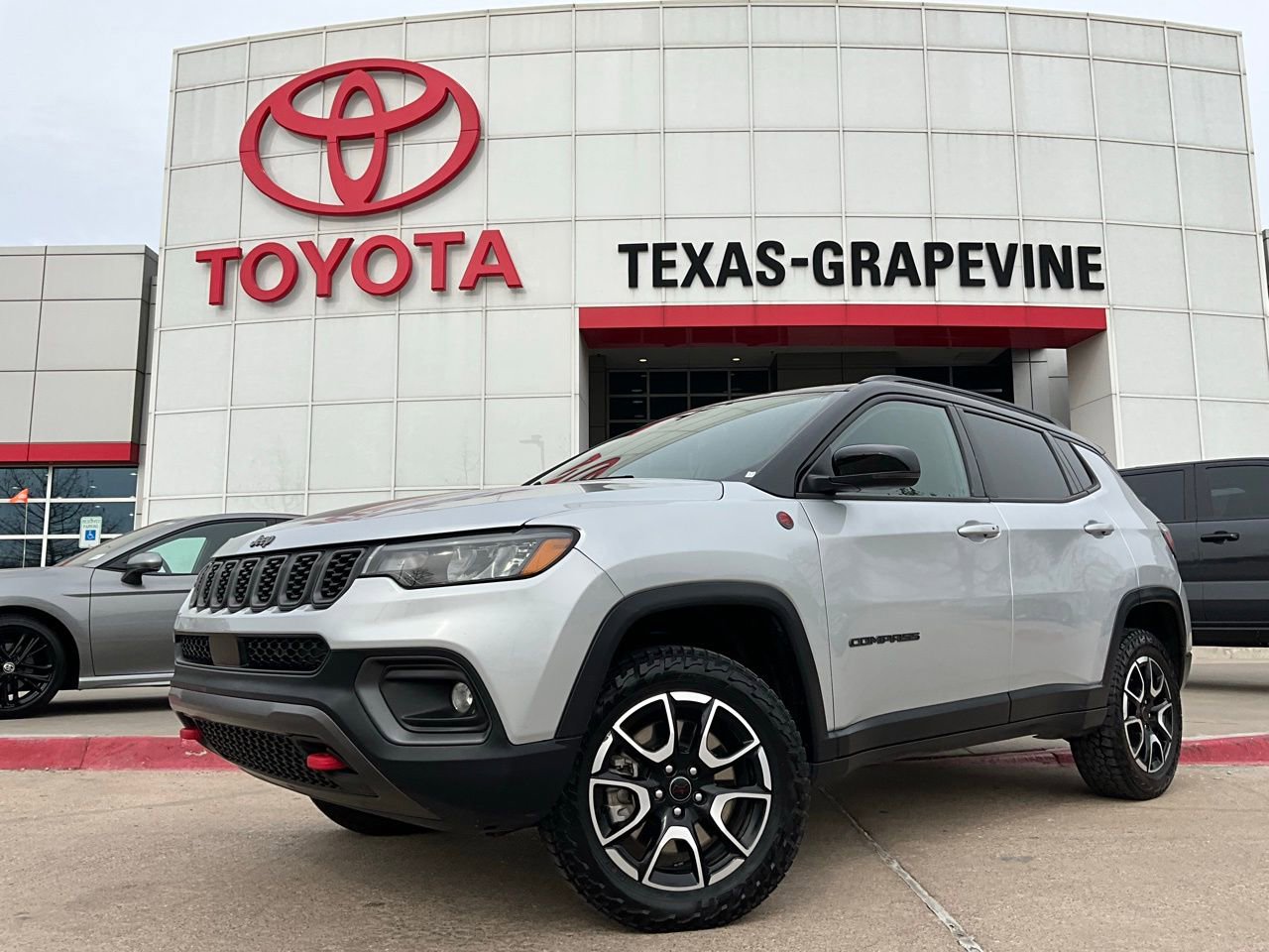 Used 2025 Jeep Compass Trailhawk image 2