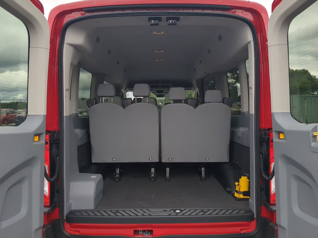 Used 2015 Ford Transit 350 XLT RWD image 11