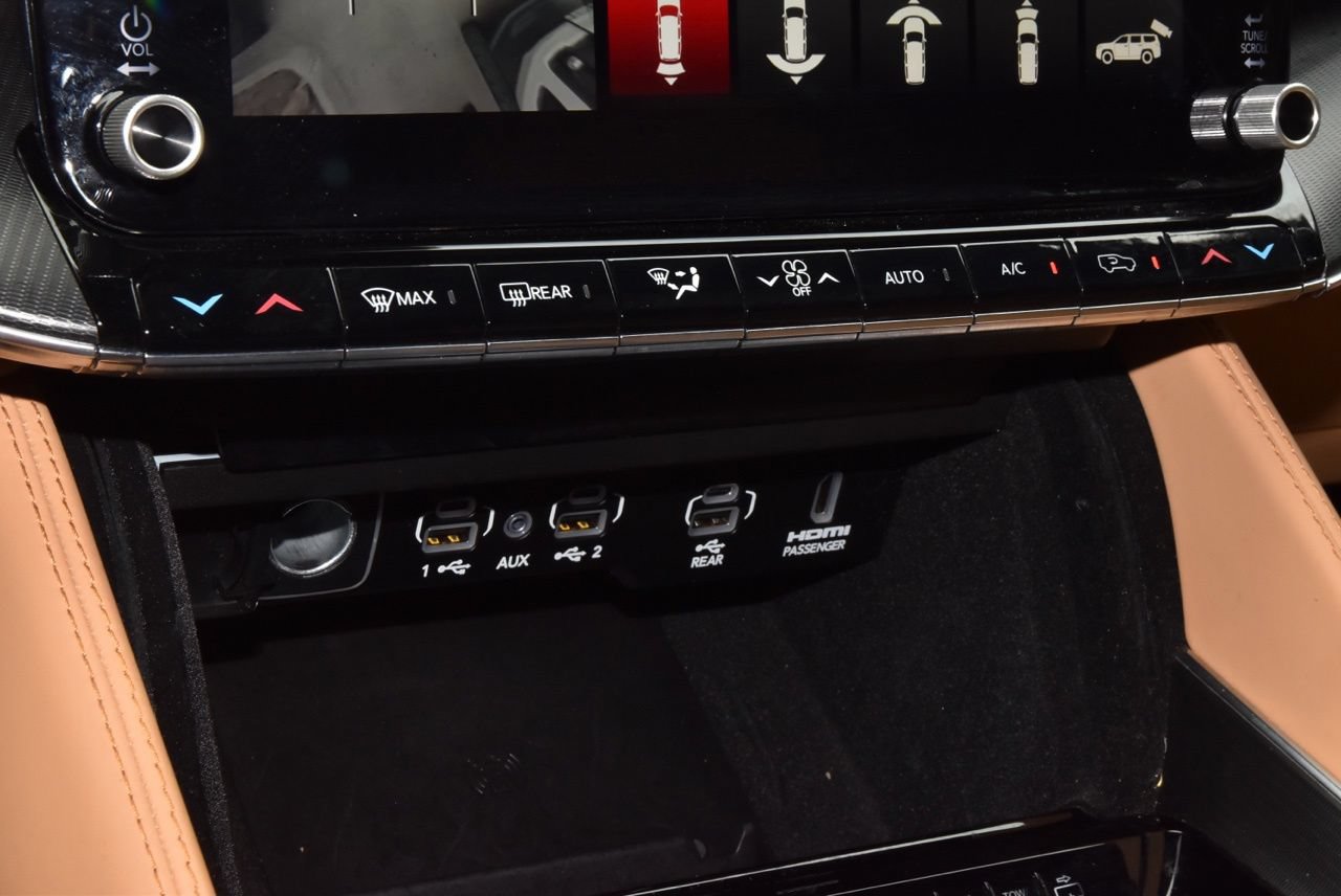 Used 2024 Jeep Grand Wagoneer Series III w/ Rear Seat Video Group 1 AWD/4WD image 31