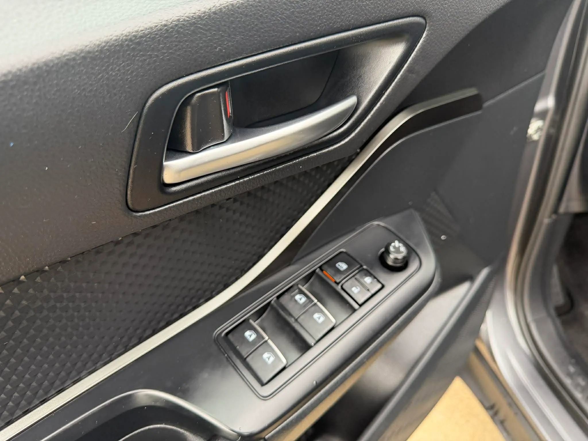 Used 2018 Toyota C-HR XLE FWD image 11
