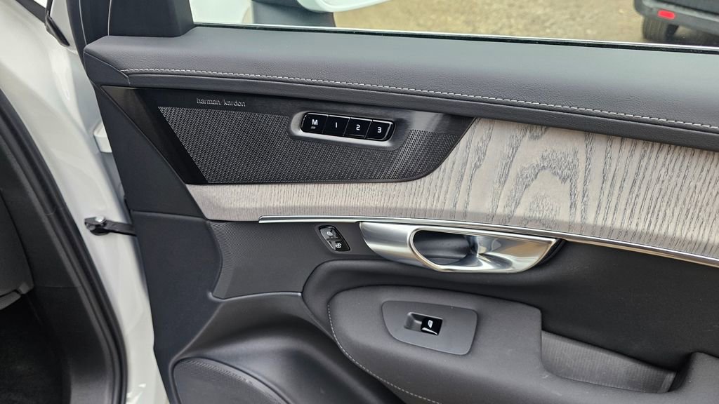 Certified 2025 Volvo XC90 T8 Ultra w/ Protection Package Premier image 12