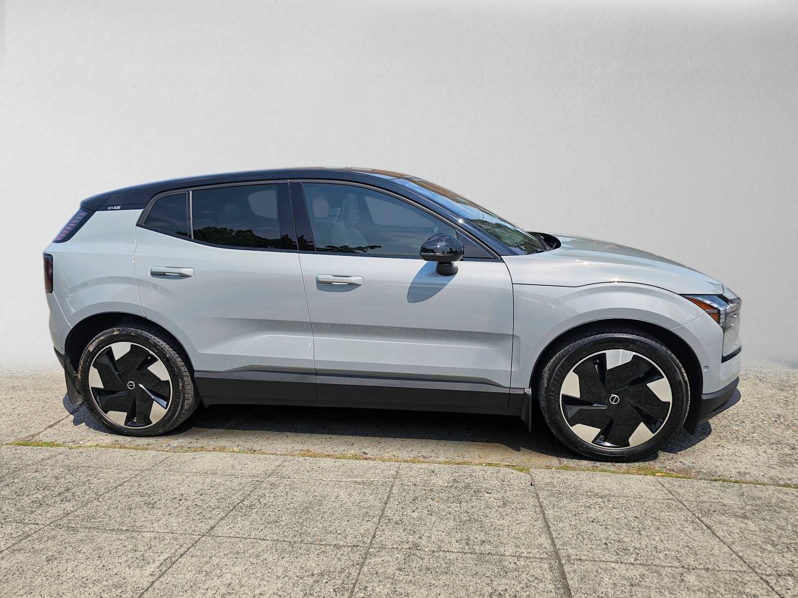 Certified 2025 Volvo EX30 Ultra AWD/4WD image 2