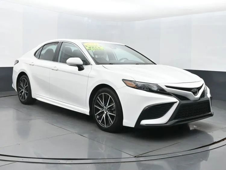 Used 2023 Toyota Camry SE image 2
