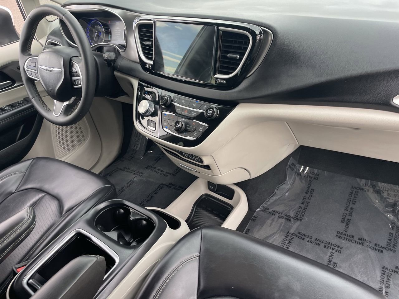 Used 2023 Chrysler Pacifica Touring-L image 13