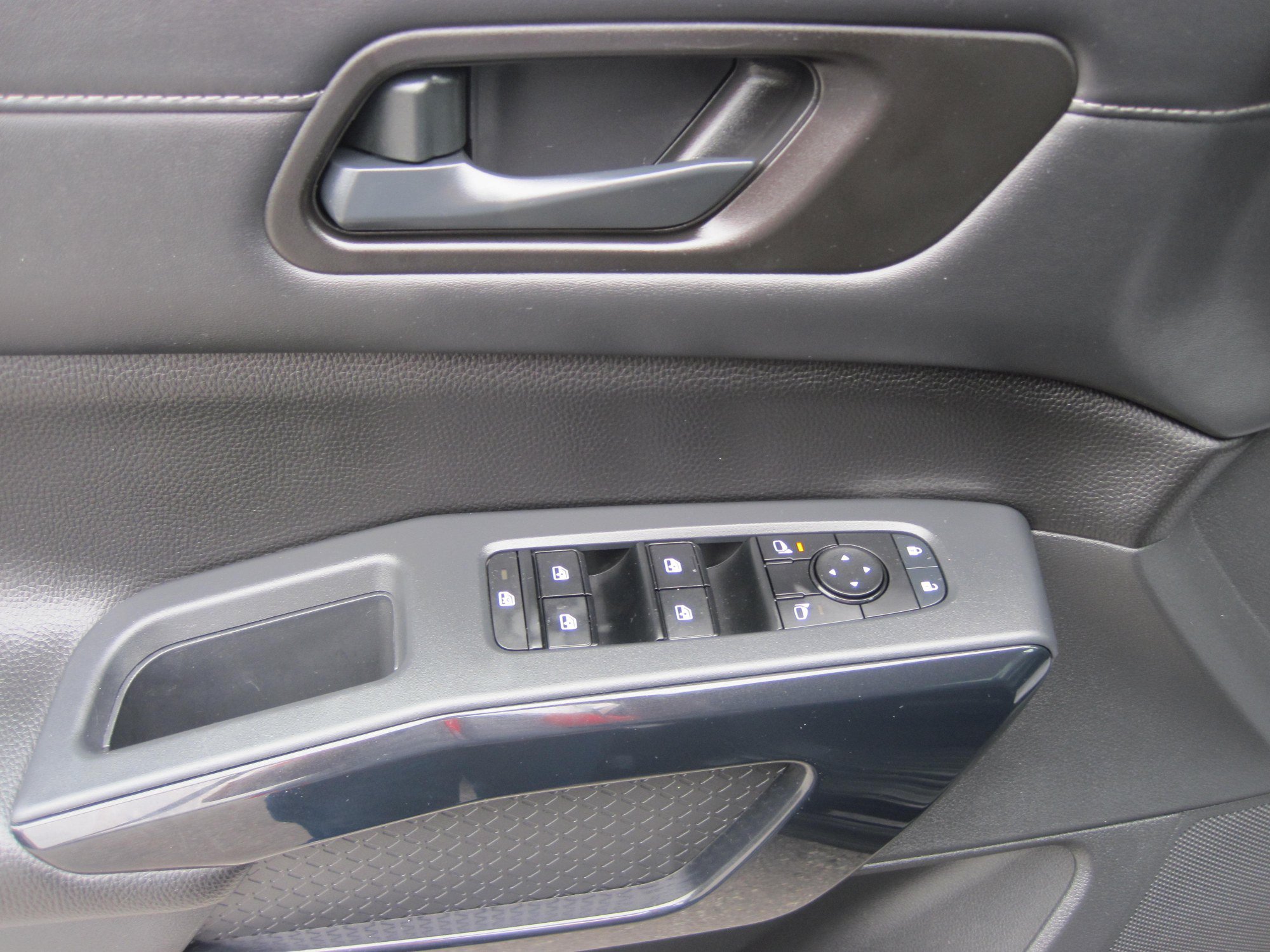 Used 2025 Nissan Pathfinder SV AWD/4WD image 16
