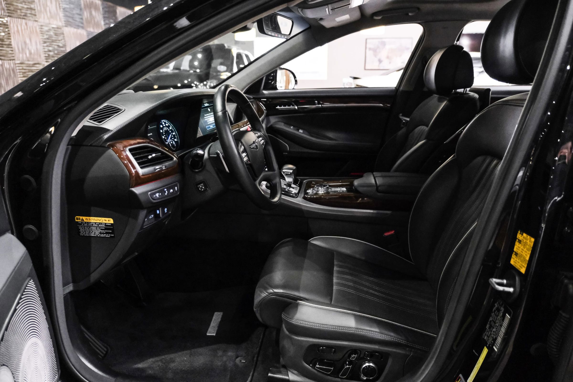 Used 2019 Genesis G90 5.0 Ultimate RWD image 4