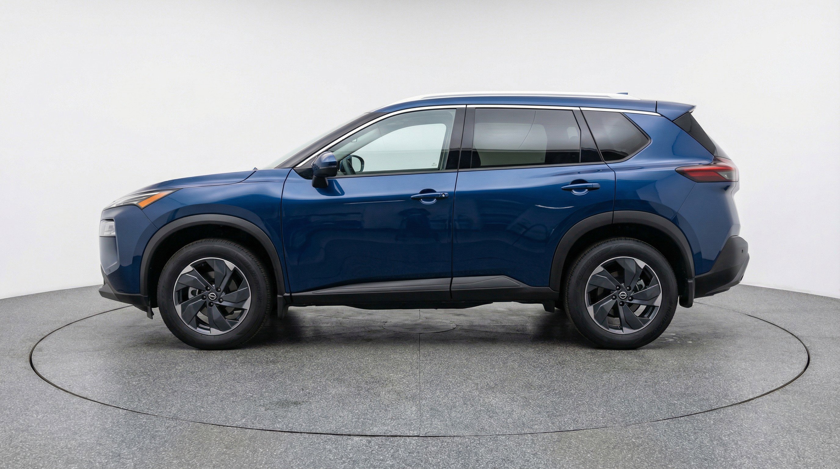 Used 2025 Nissan Rogue SV AWD/4WD image 5