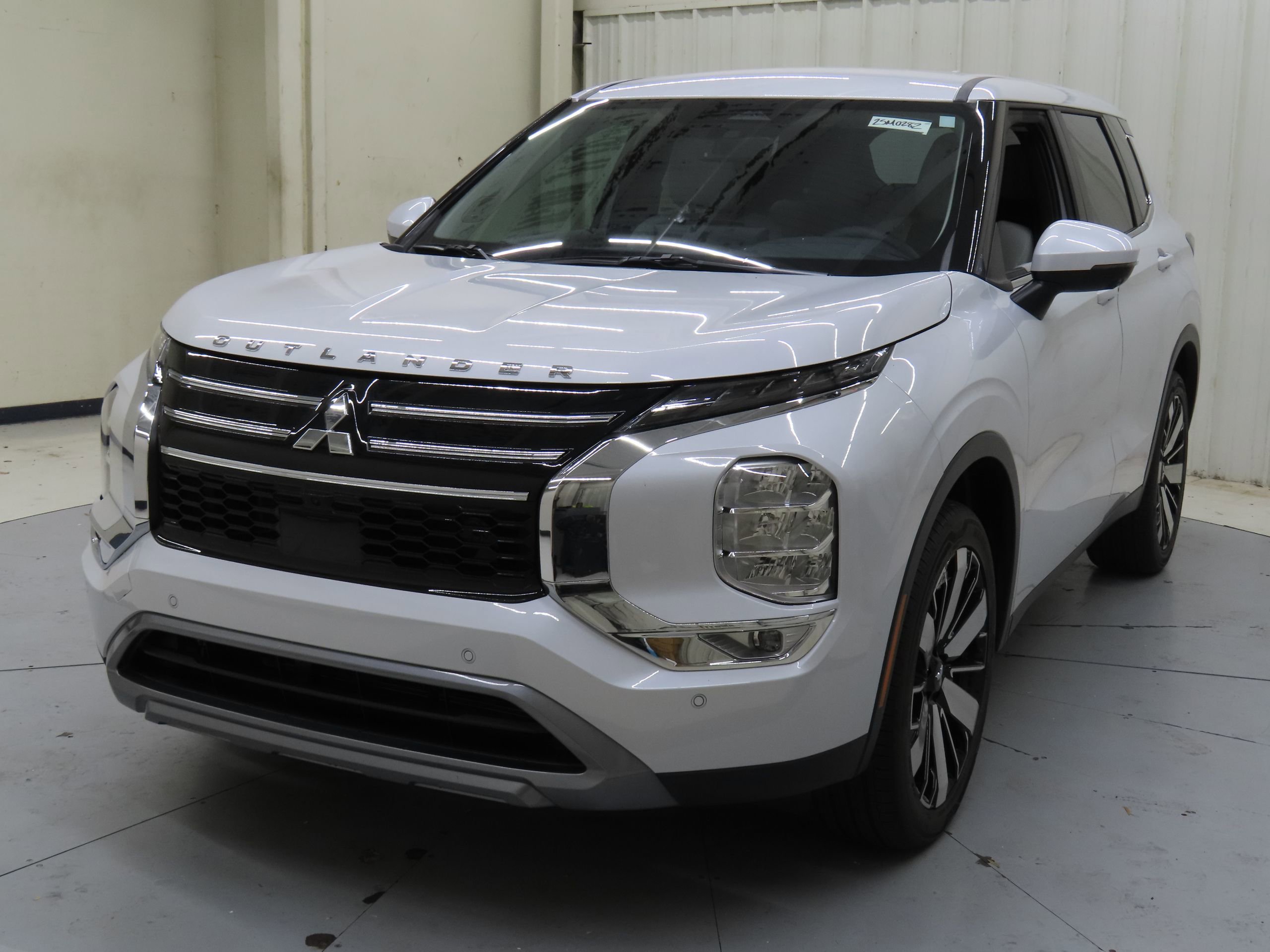 New 2025 Mitsubishi Outlander SE image 7