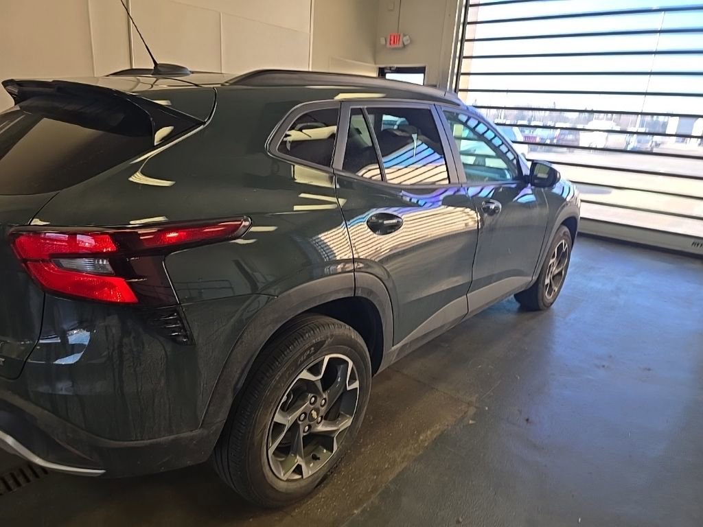 Used 2025 Chevrolet Trax LT w/ Driver Confidence Package image 4