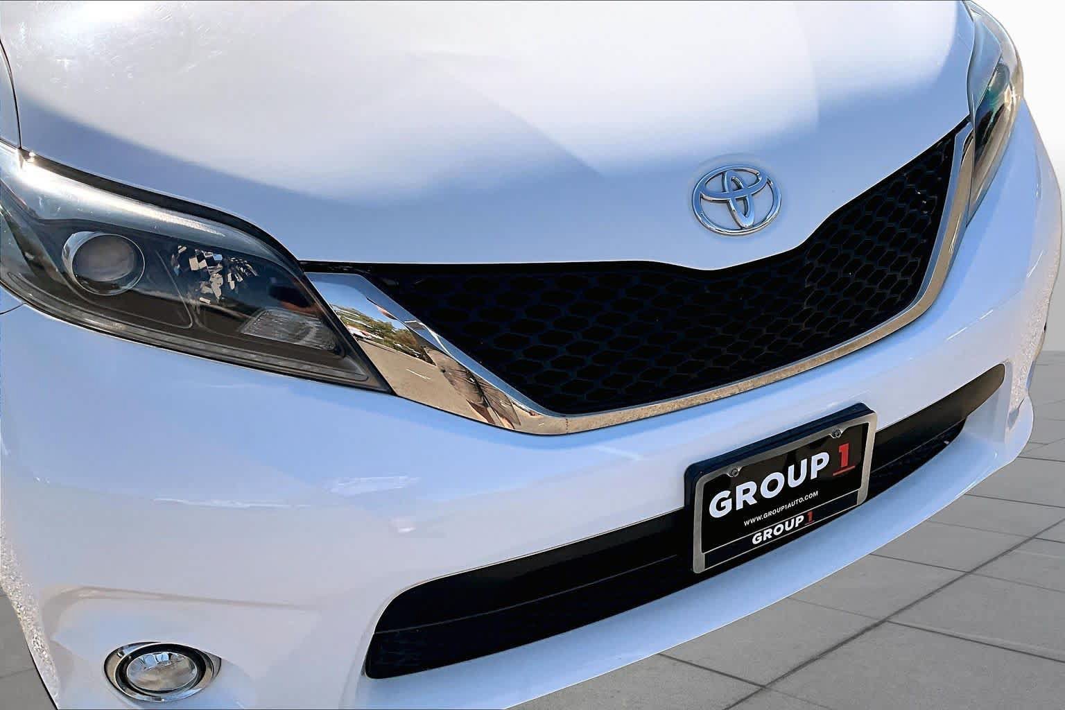 Used 2017 Toyota Sienna SE w/ SE Preferred Package FWD image 29