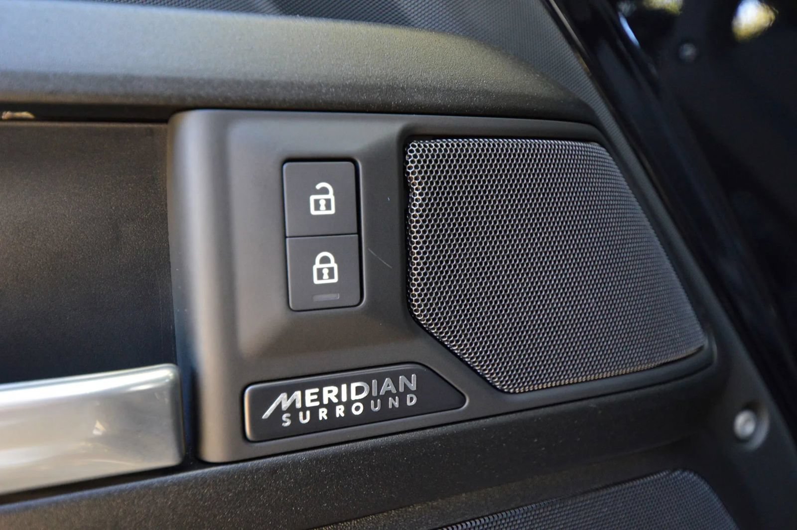 Used 2025 Land Rover Defender 130 V8 AWD/4WD image 29